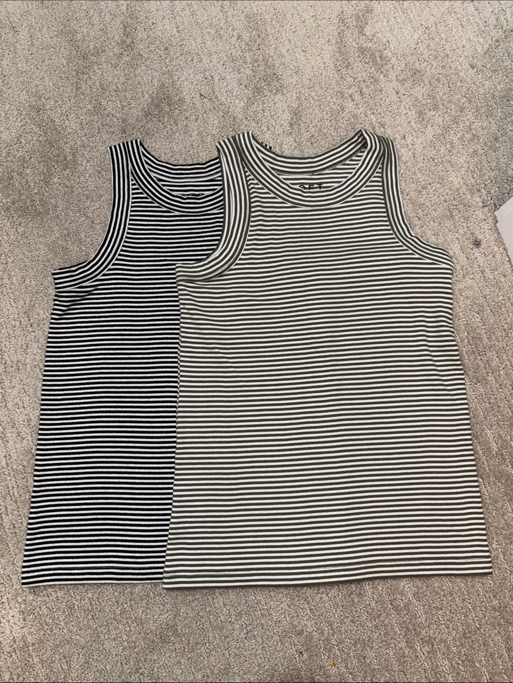 Set of 2 tank tops